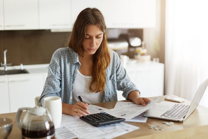 Mujer emitiendo Boletas de Terceros con ContaFi